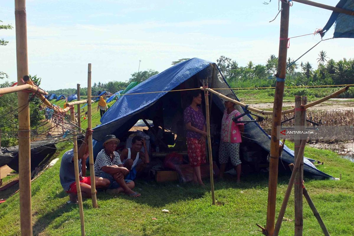Ratusan Warga Korban Banjir Jember Bertahan di Pengungsian