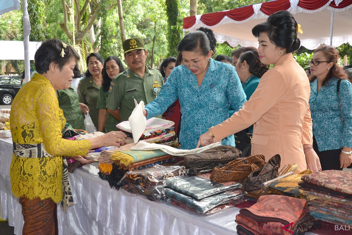 Tim PKK Bali adakan pasar murah sambut Galungan