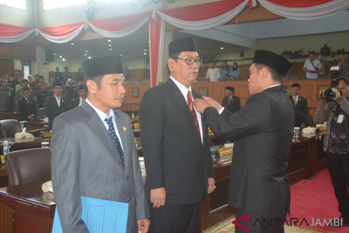 Wakil Ketua DPRD lantik dua dewan PAW