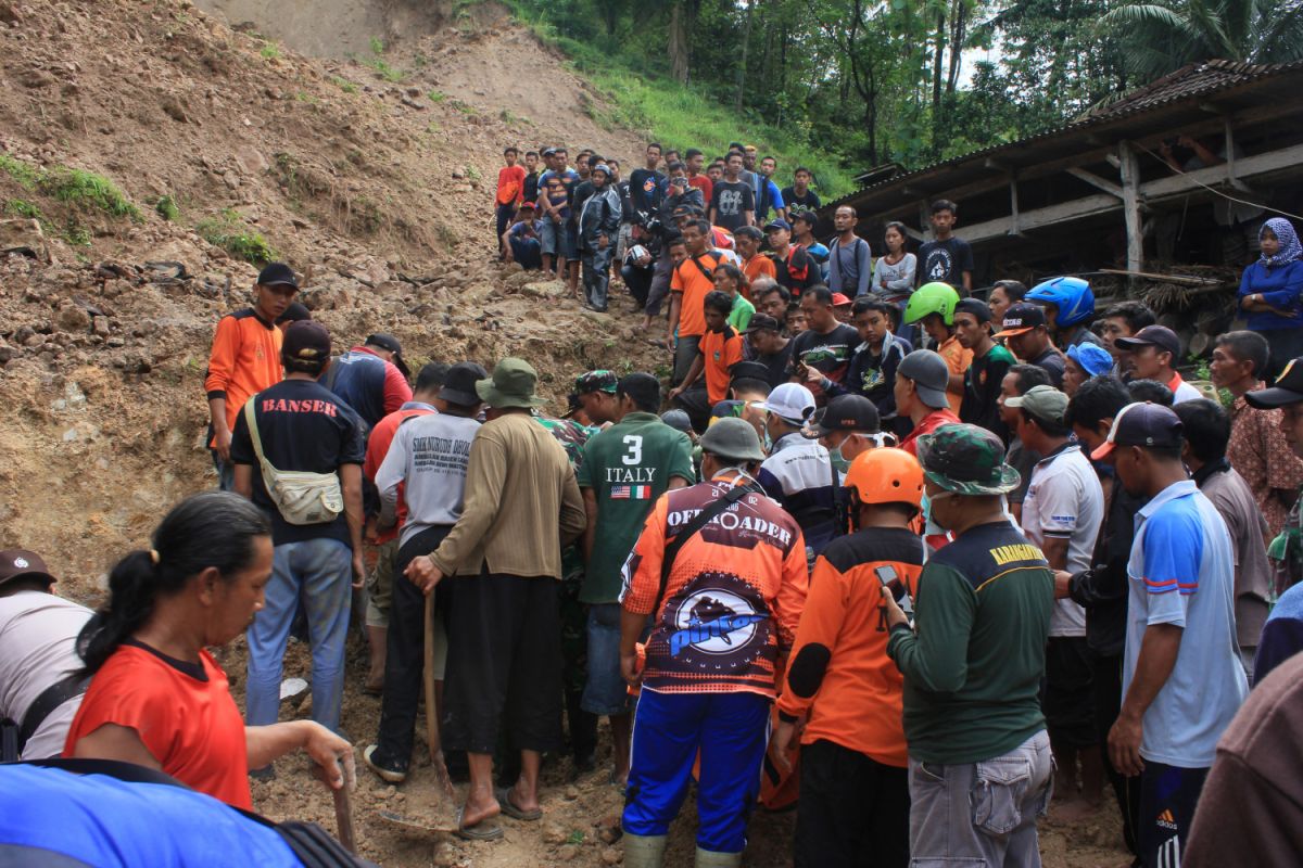 Empat Korban Longsor Pacitan Ditemukan Meninggal