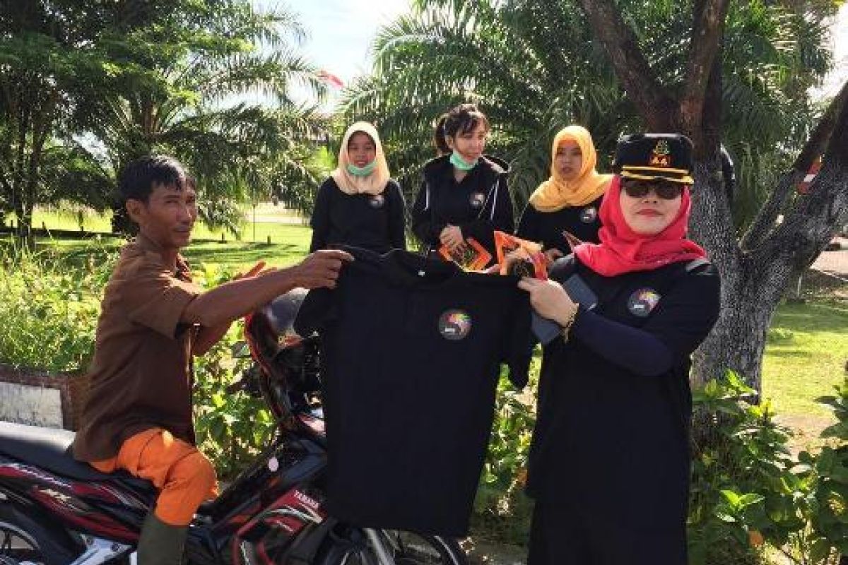 Kejaksaan Negeri Penajam Bagikan Kaos Cegah Korupsi