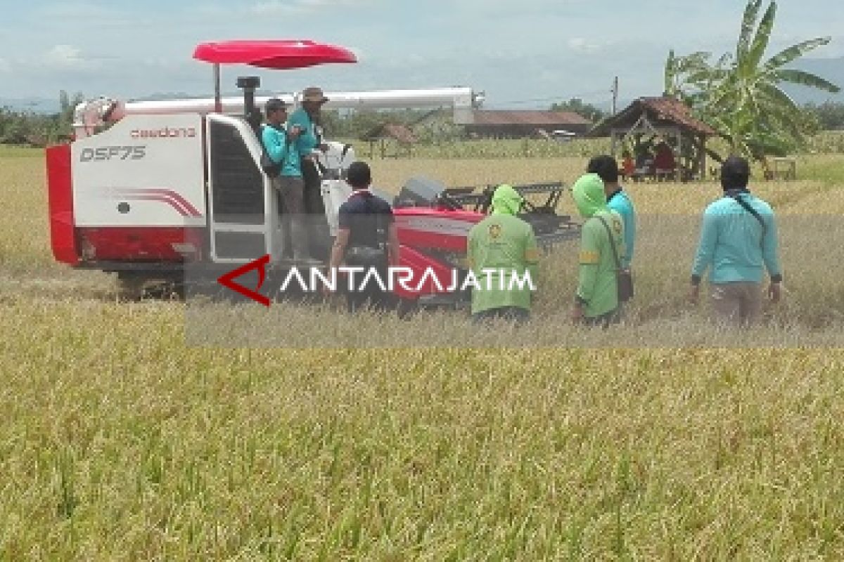 UGM Kenalkan Mesin Pertanian Produksi Korsel kepada Petani Madiun (Video)