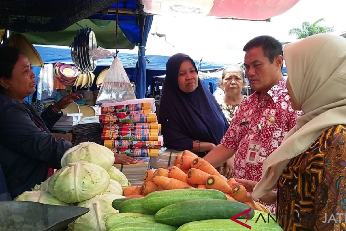 Pedagang Pasar Legi korban kebakaran belum tempati pasar darurat