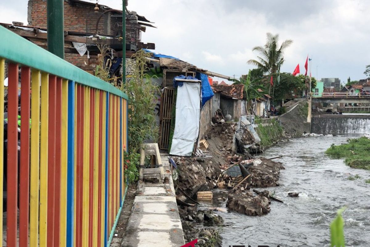 Warga mengungsi akibat talut Sungai Code longsor