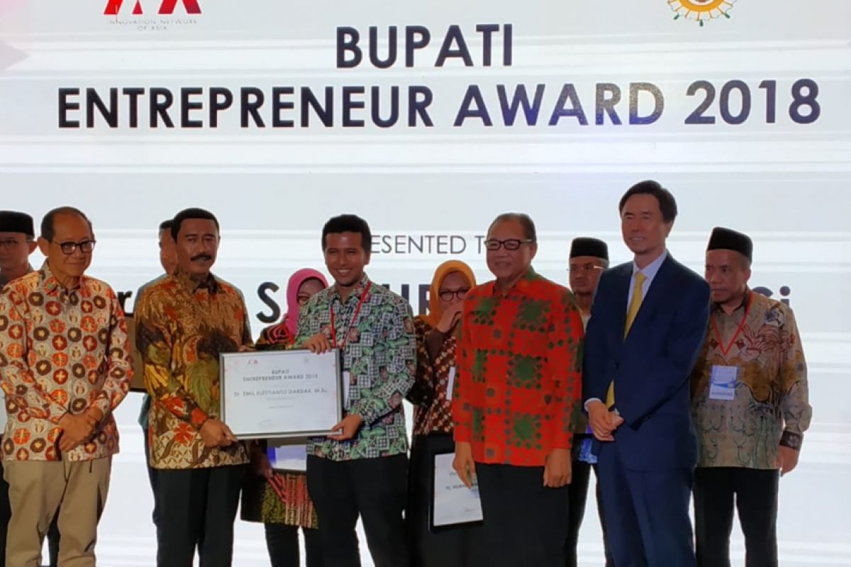 Emil Dardak Raih Penghargaan Bupati Entrepreneur Award 2018