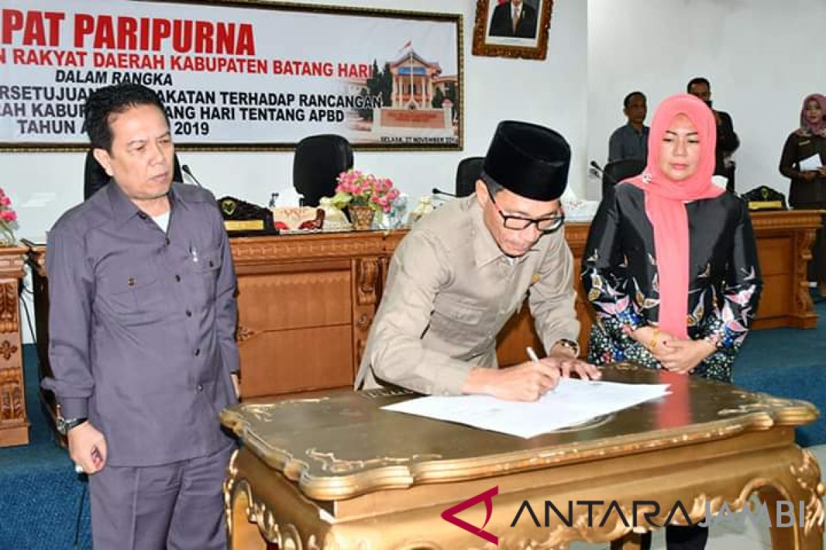 Legislatif dan Eksekutif tandatangani RAPBD Batanghari 2019