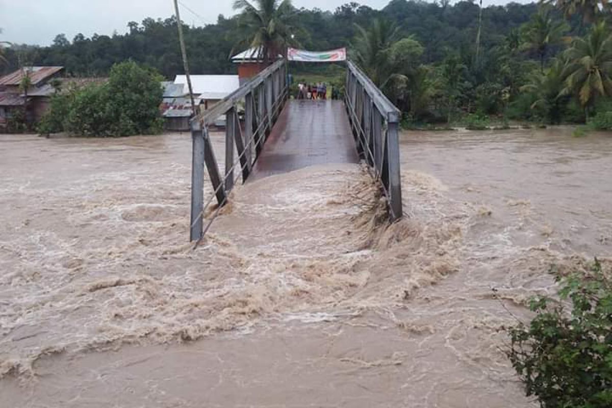 Banjir sungai Batang Toru sebabkan jembatan Siopat Bahal ambrol, akses warga terputus
