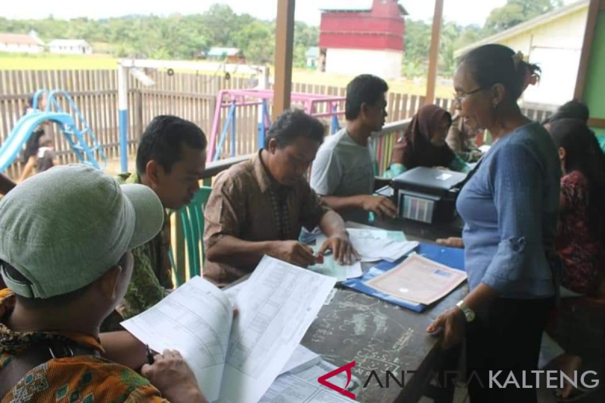 Disdukcapil Seruyan gunting KTP cegah penyalahgunaan