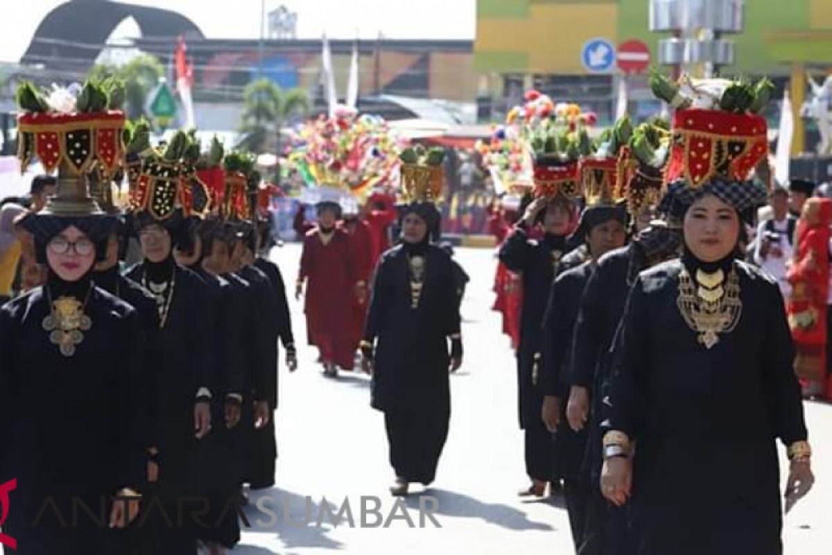 Pawai Arak Bako meriahkan  perayaan HUT Solok ke-48