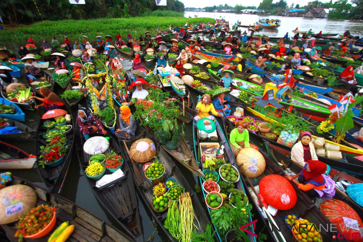 Regent Banjar promotes floating market in Jakarta
