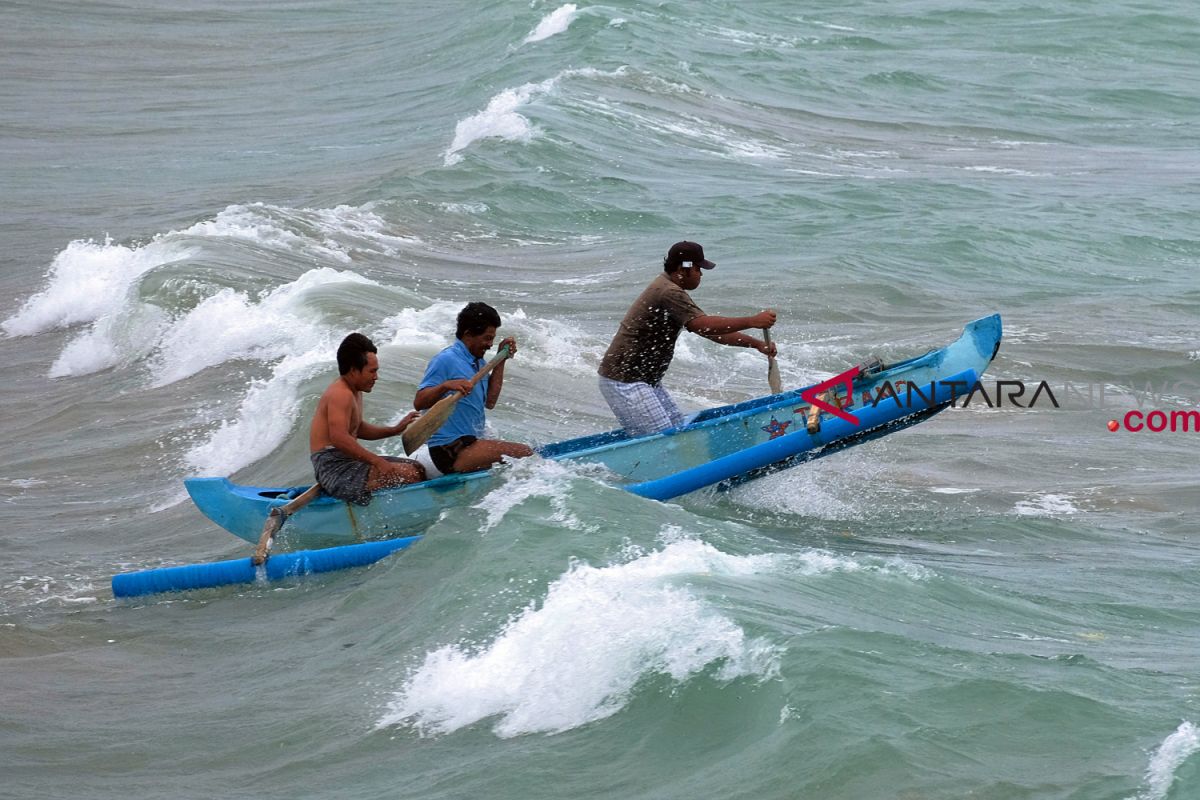 Nelayan dan wisatawan diminta waspadai gelombang tinggi