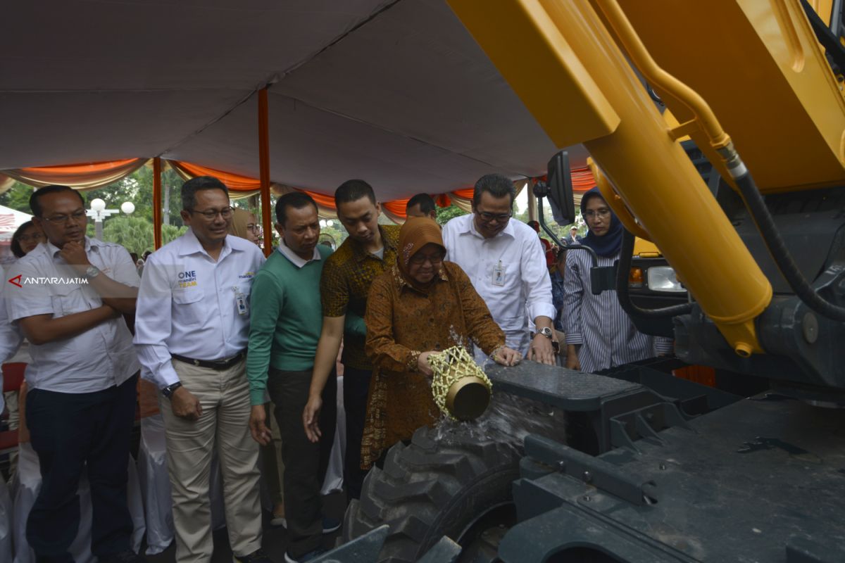 Pemkot Surabaya Terima Hibah Ekskavator dan Dump Truck dari Bank Mandiri