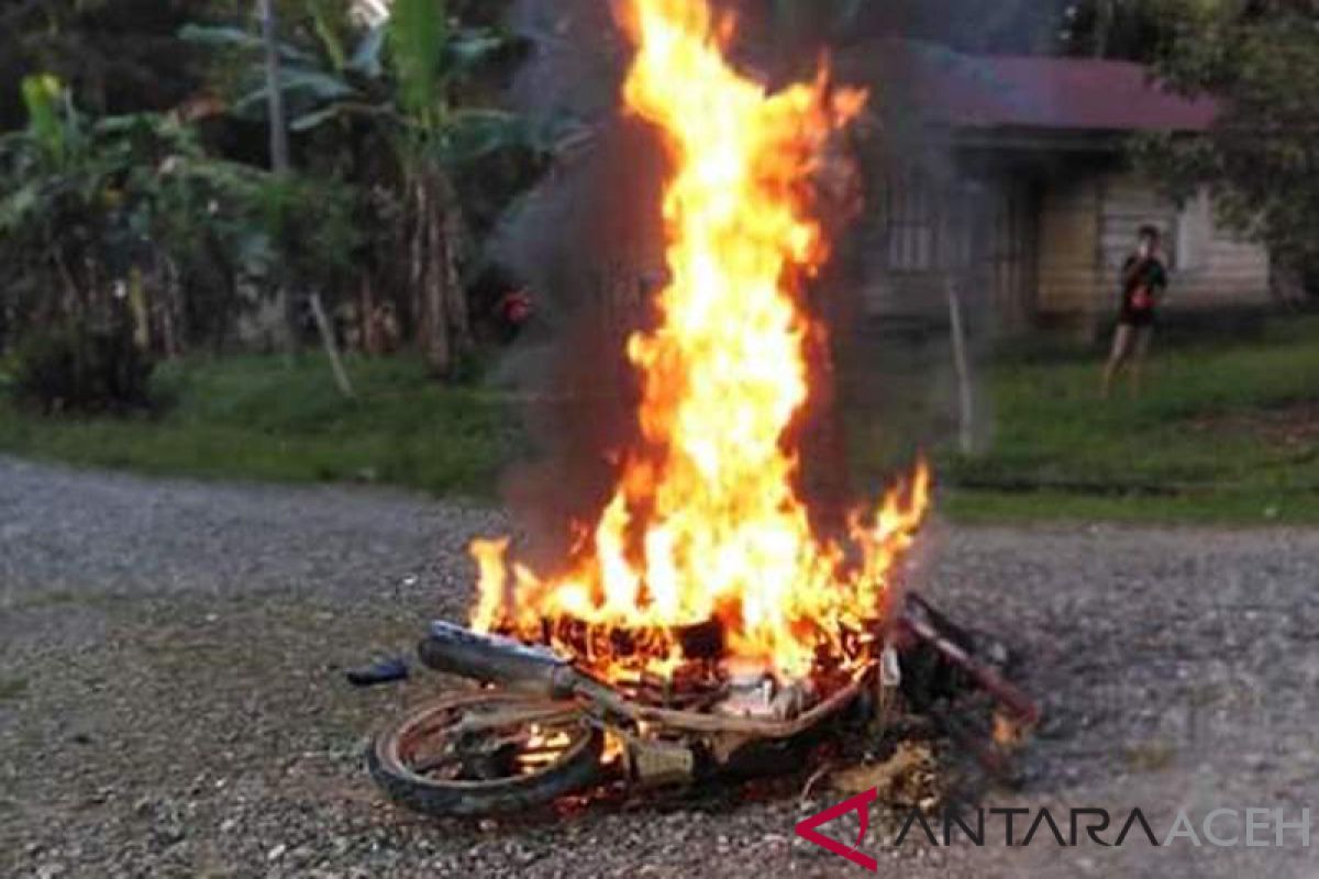 Massa bakar sepeda motor maling domba di Nagan Raya