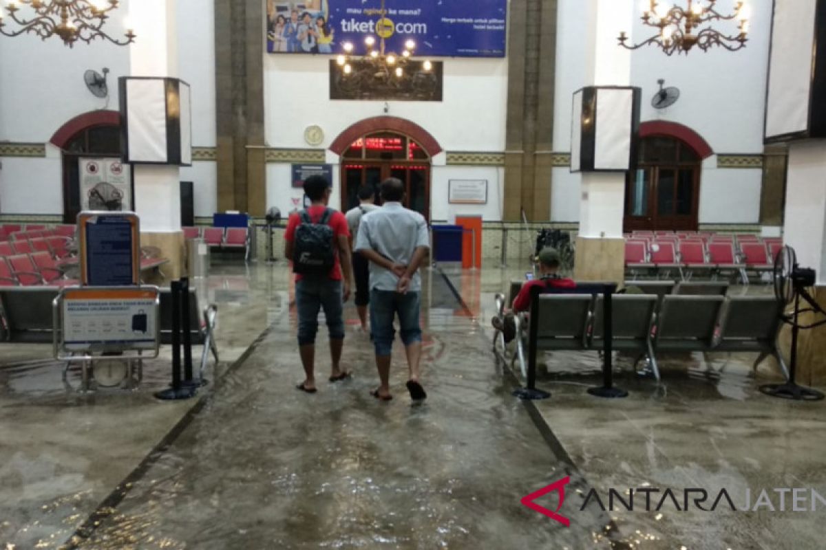 Semarang dilanda hujan lebat, Stasiun Tawang tergenang banjir