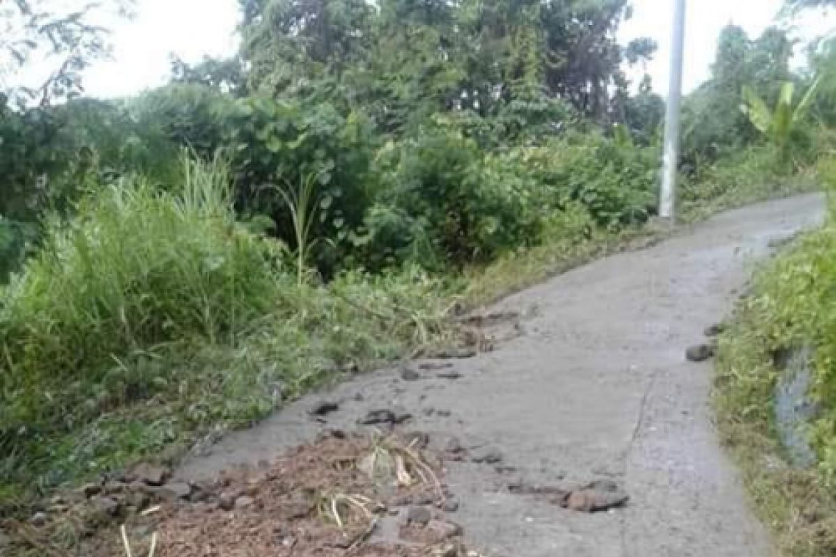 Tanah longsor di Pinrang tutup akses jalan