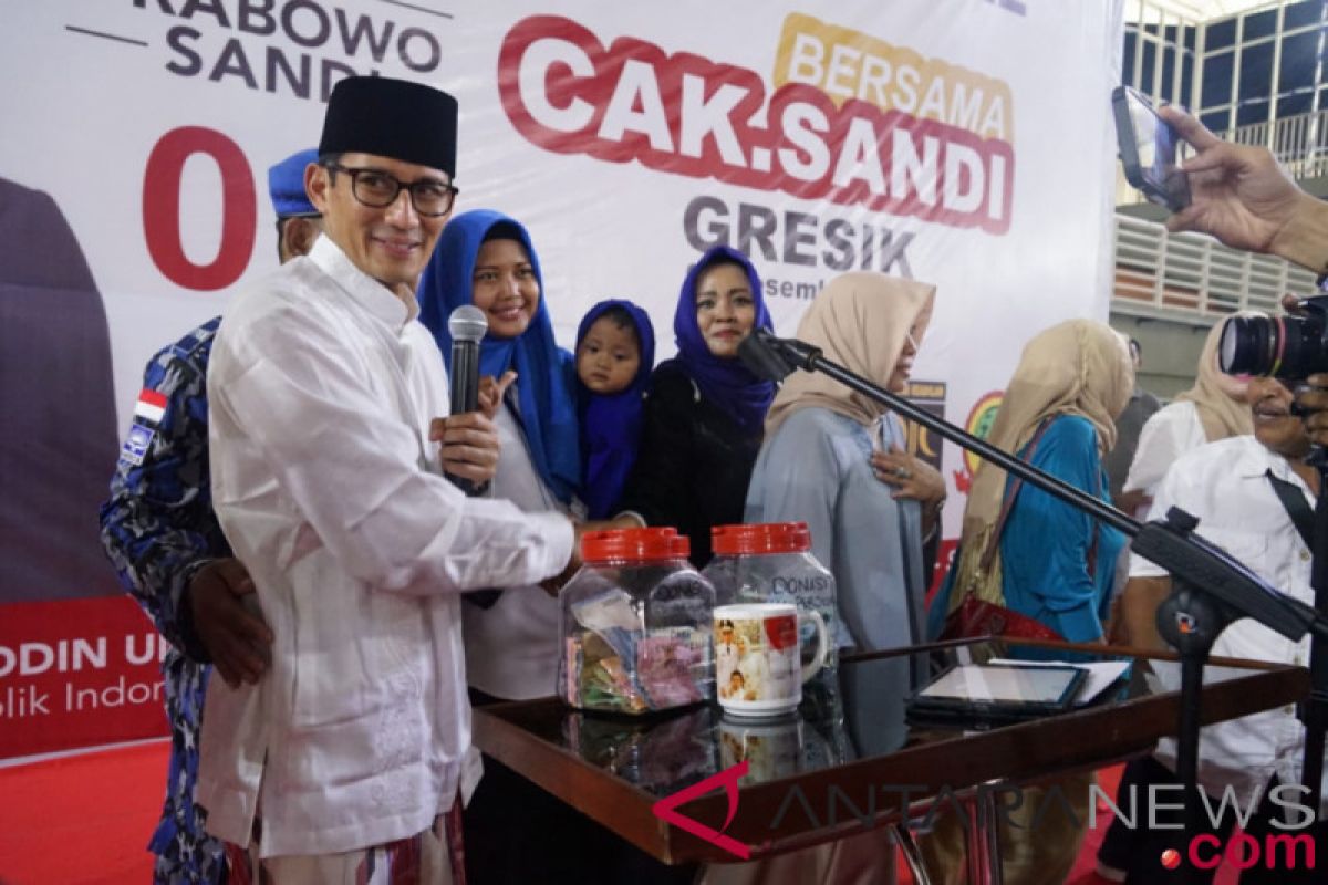 Sandiaga Uno diberi sumbangan kampanye oleh emak-emak