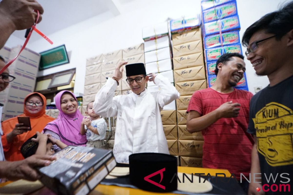 Sandiaga datangi kampung pembuatan peci di Gresik