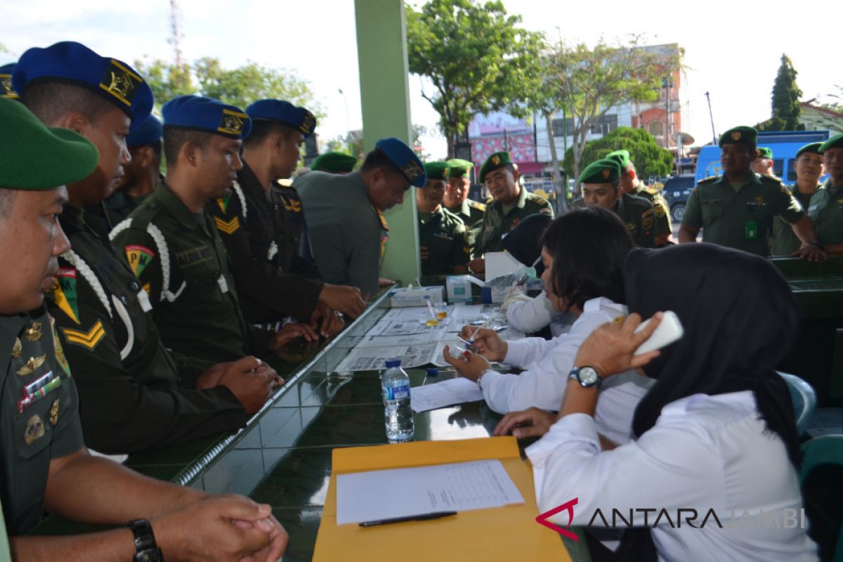 Prajurit dan PNS Korem 042/Gapu mendadak dites urine