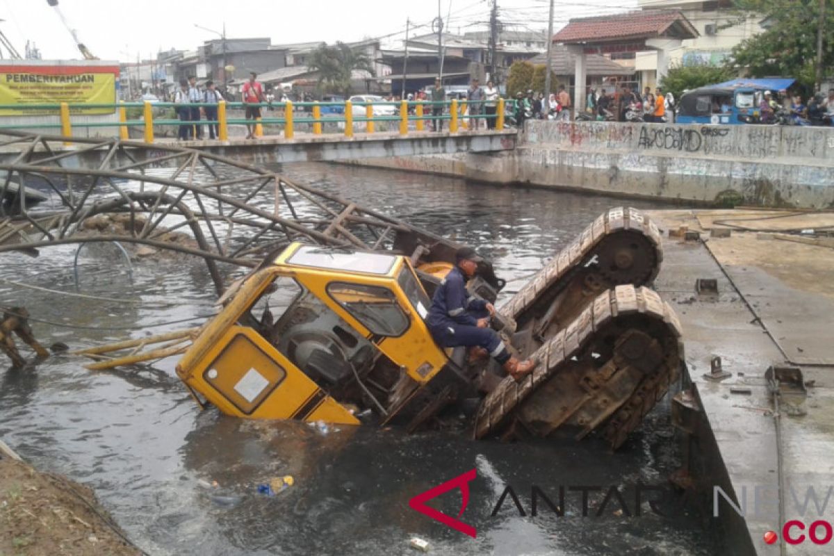 Tiga orang luka akibat crane terbalik di Kali Sentiong