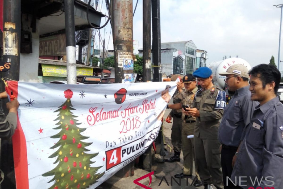 Badan Pengawas Pemilu Jakarta Barat turunkan ribuan alat peraga kampanye langgar aturan