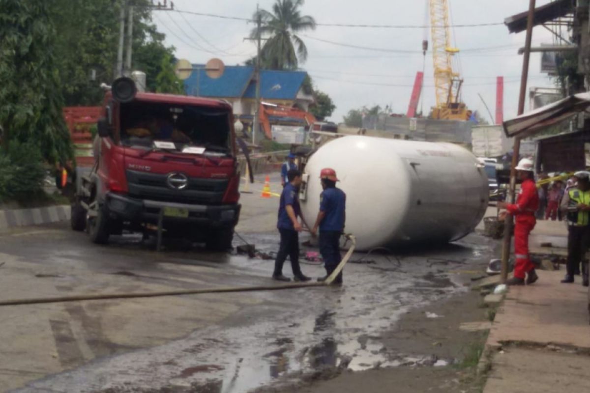 Tabung elpiji 15 ton berhasil dilepas dari truk terguling