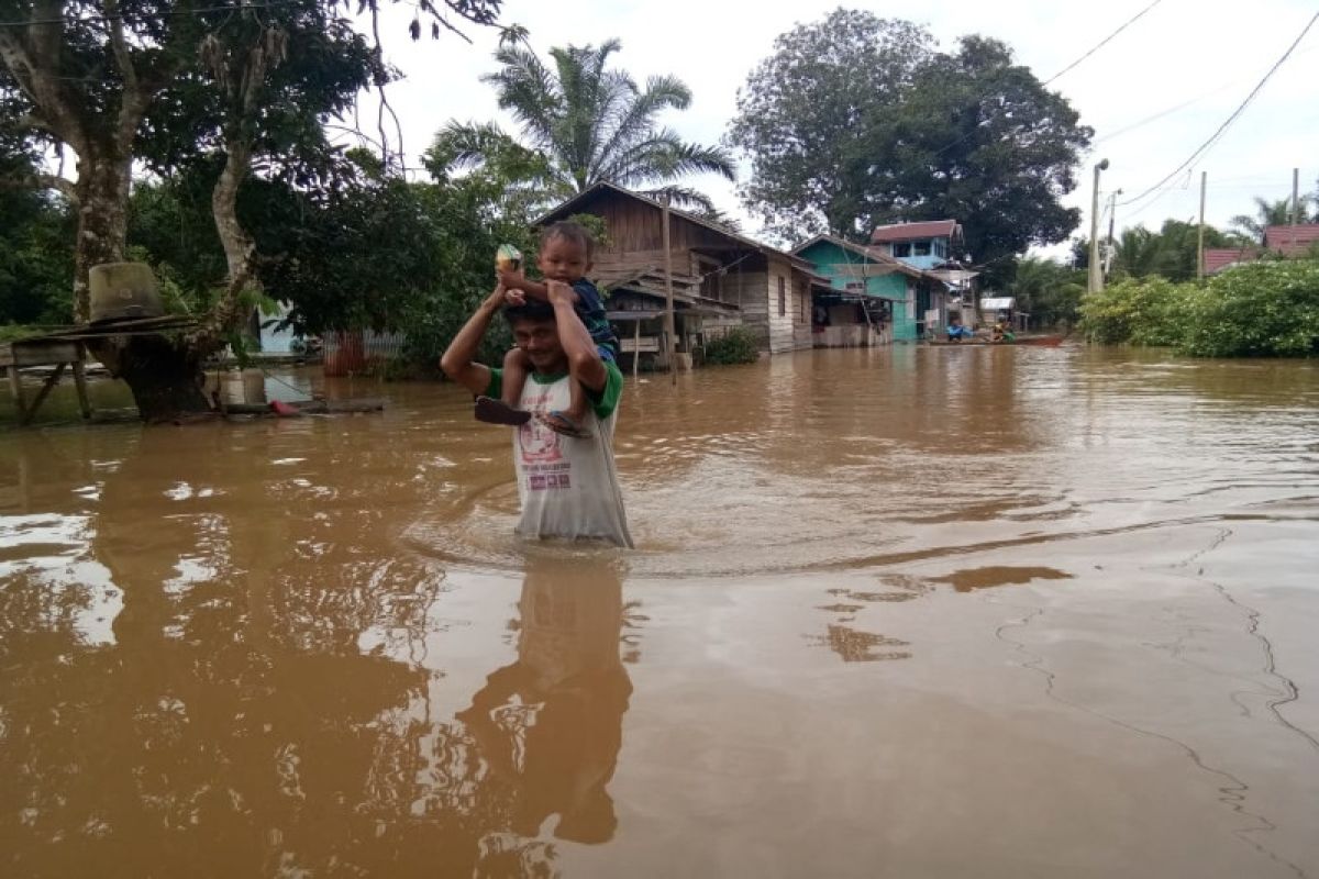 Korban banjir dua kecamatan di Kobar perlu bantuan makanan