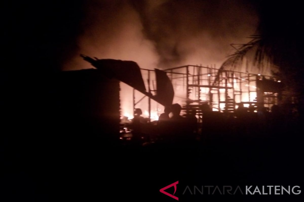 Sebuah rumah di Kuala Pembuang ludes terbakar