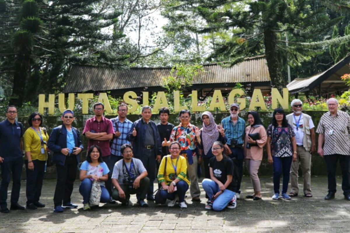 Peserta simposium Danau Toba kunjungi Pulau Samosir