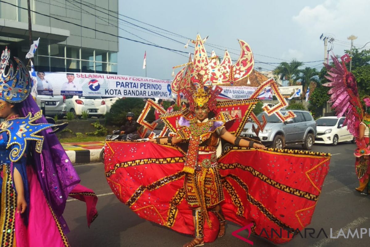 Warga Ramaikan Parade Seni Budaya Hari Guru