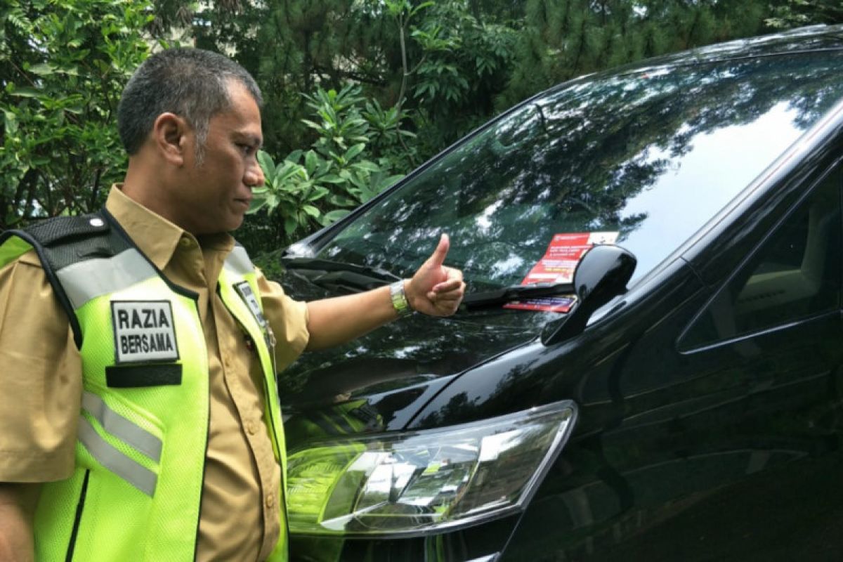 Penunggak pajak kendaraan dikejar sampai ke mal dan perumahan