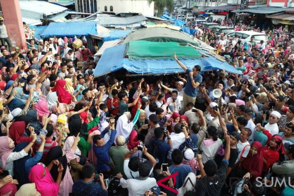 Kepada emak-emak Pasar Sangkumpal Bonang,  Sandiaga Uno janji turunkan harga