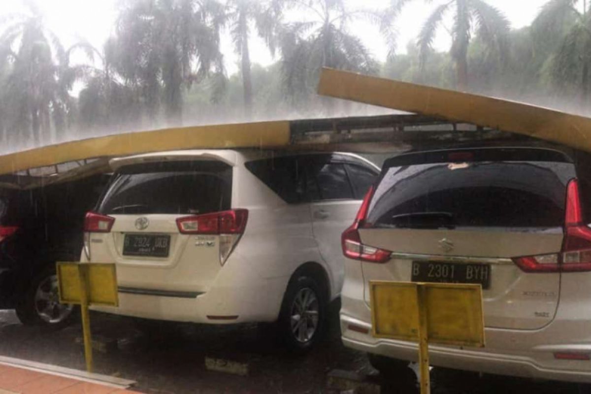 Empat mobil tertimpa kanopi ruko saat hujan disertai angin kencang