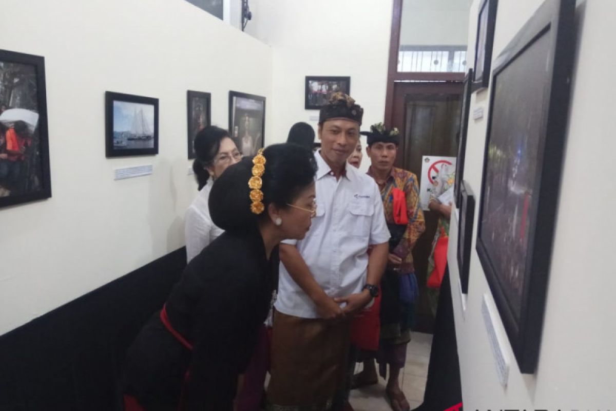 Putri Koster terkesan pameran foto ANTARA Bali