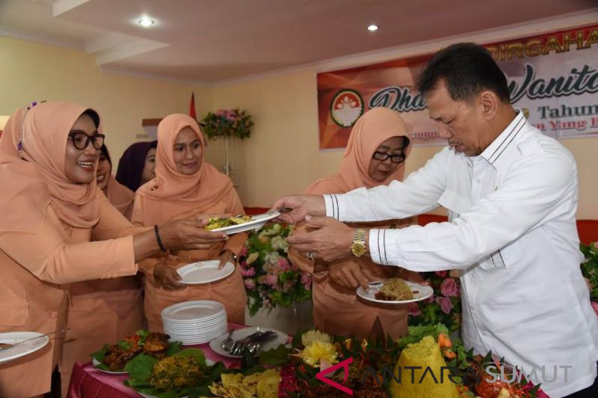 Meriahkan HUT, Dharma Wanita Tapsel lomba rangkai bunga