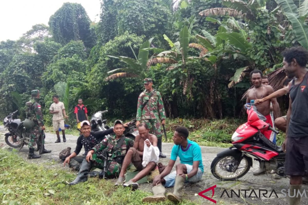 Satgas Pamtas Yonif  126/KC Pos  Wambes kerja bakti bersama masyarakat