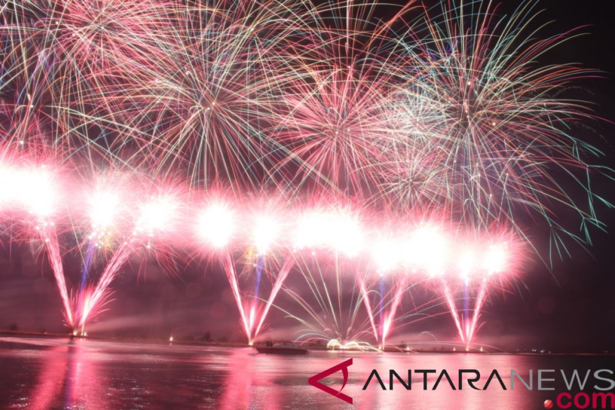 Pesta kembang api meriahkan malam tahun baru di Ancol