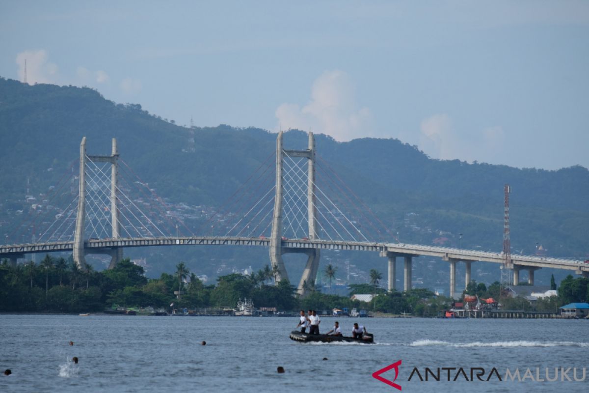 Ratusan anggota TNI-Polri berenang melintasi teluk Ambon