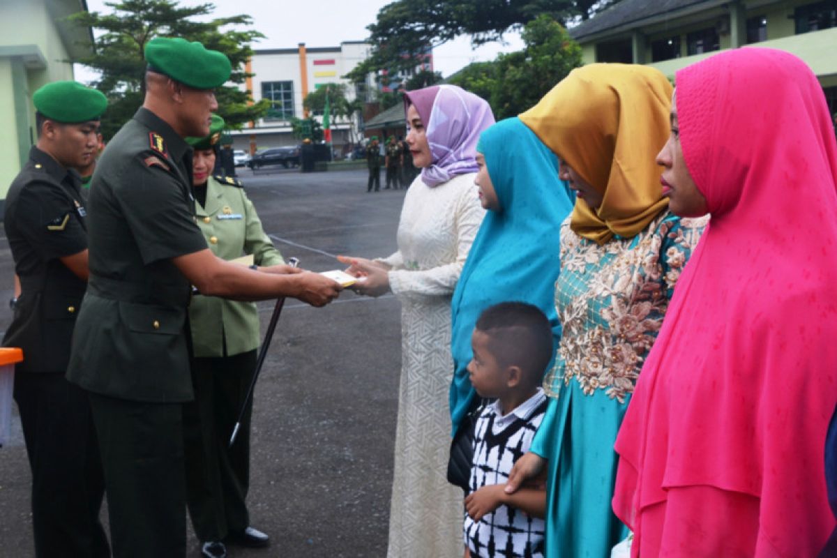 Dandrem Serahkan Bingkisan kepada 30  Veteran