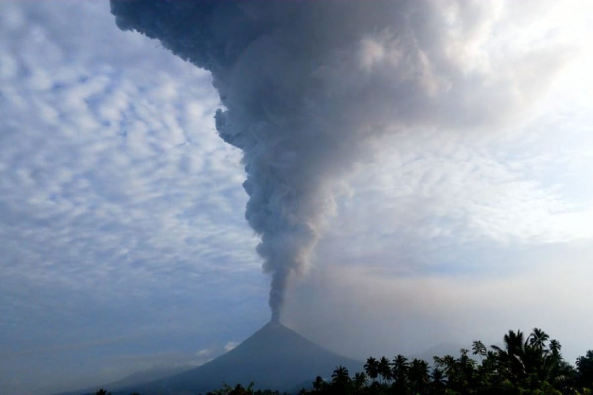 Gunung Soputan Kembali Erupsi