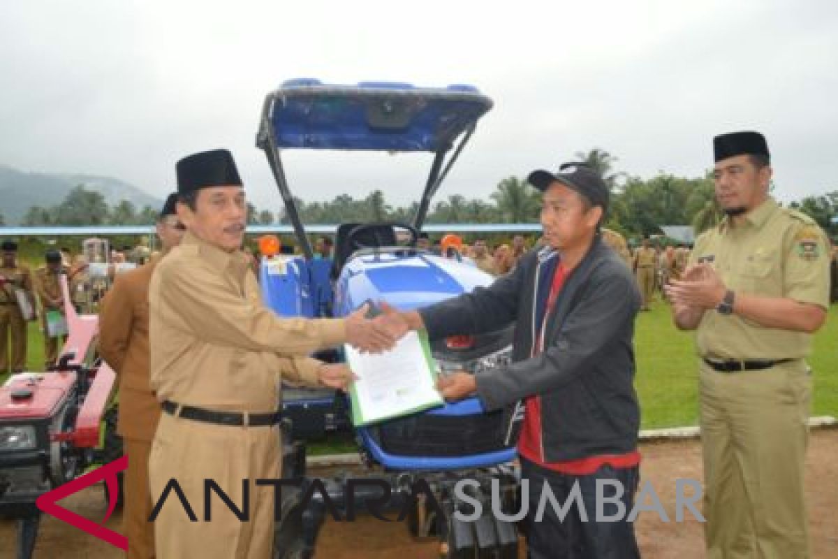 Bupati Sijunjung dorong keltan tingkatkan produksi, lima traktor dibantu