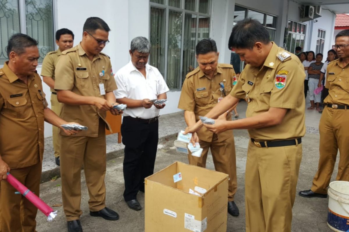 Disdukcapil Minahasa Tenggara musnahkan 4.563 keping KTP rusak