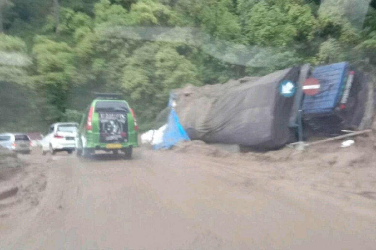 Lalu lintas di Parapat kembali normal pascalongsor