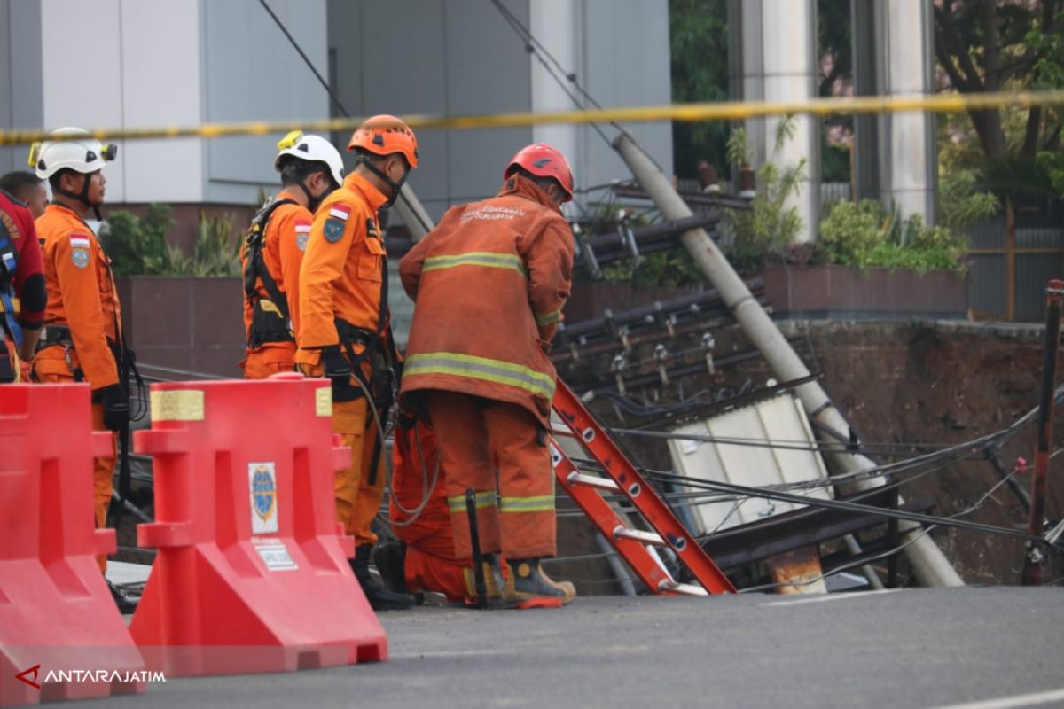 Tiang Trafo Roboh Akibat Tanah Ambles, PLN Padamkan Listrik Kawasan Gubeng