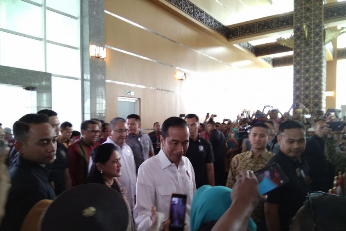 Jokowi minta semua RT-RW bantu tangkal hoaks