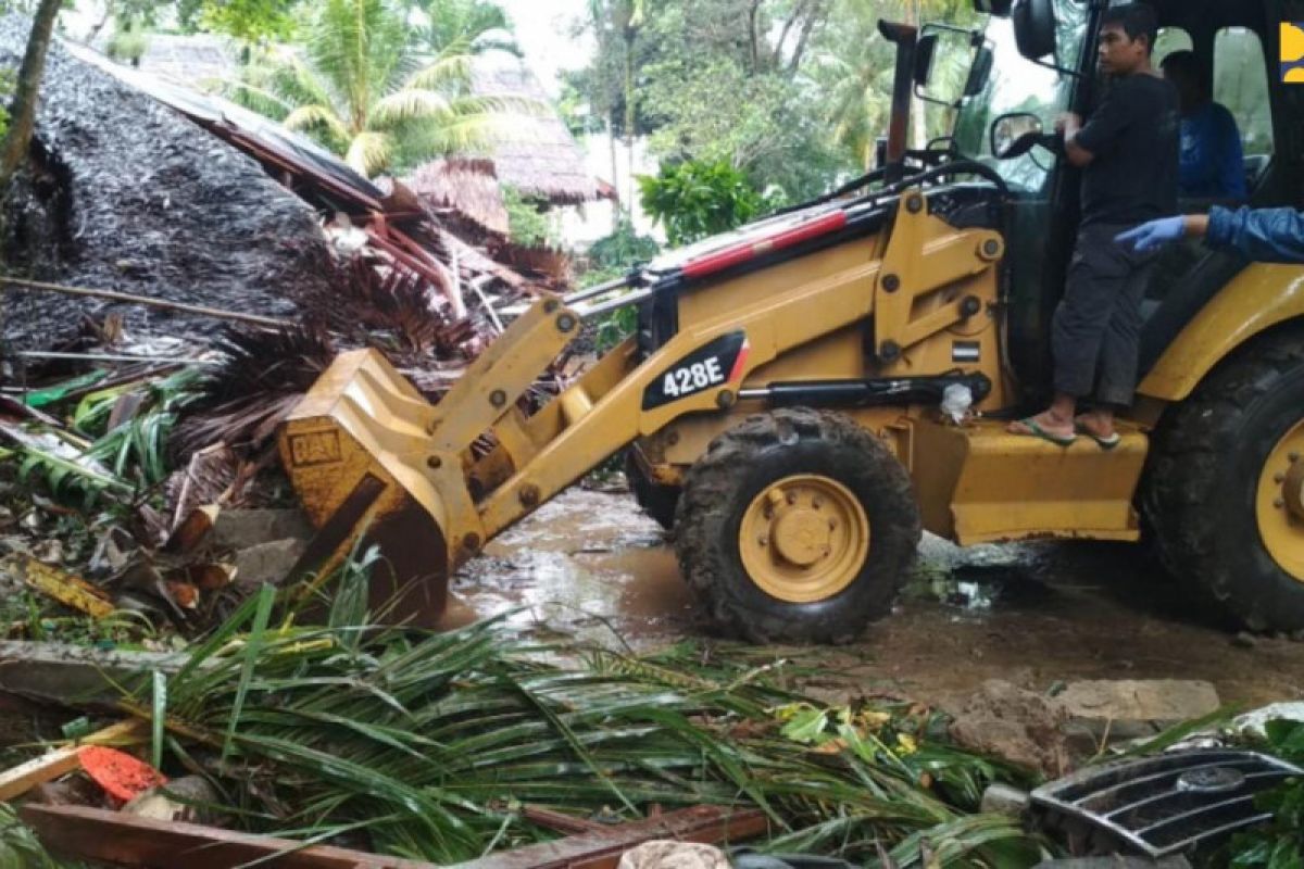 Kementerian PUPR kerahkan alat berat tanggap bencana Pandeglang-Lampung