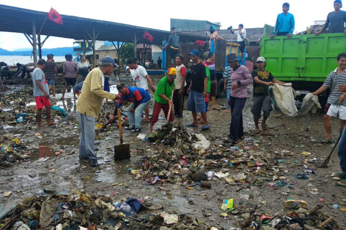 Warga Pesisir Waspadai Gelombang Tinggi