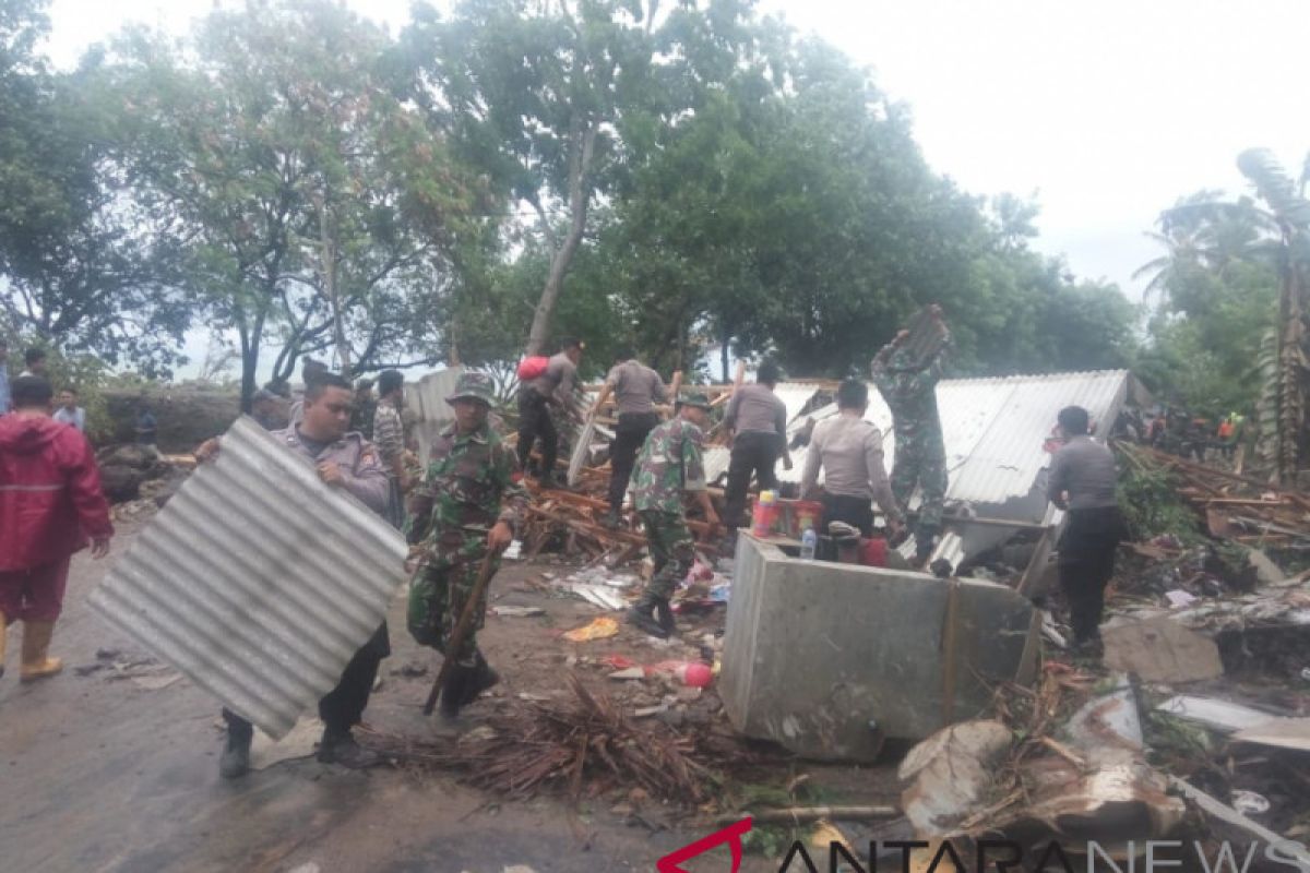 Jalur transportasi Anyer-Carita terputus