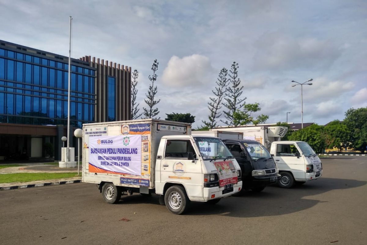 Bantu korban tsunami Pandeglang, Bulog serahkan sumbangan