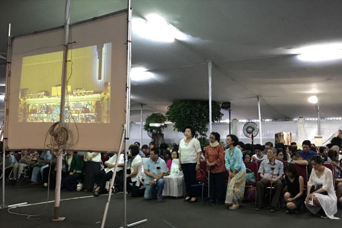 Penuh, jemaat Gereja Theresia harus menunggu misa berikutnya