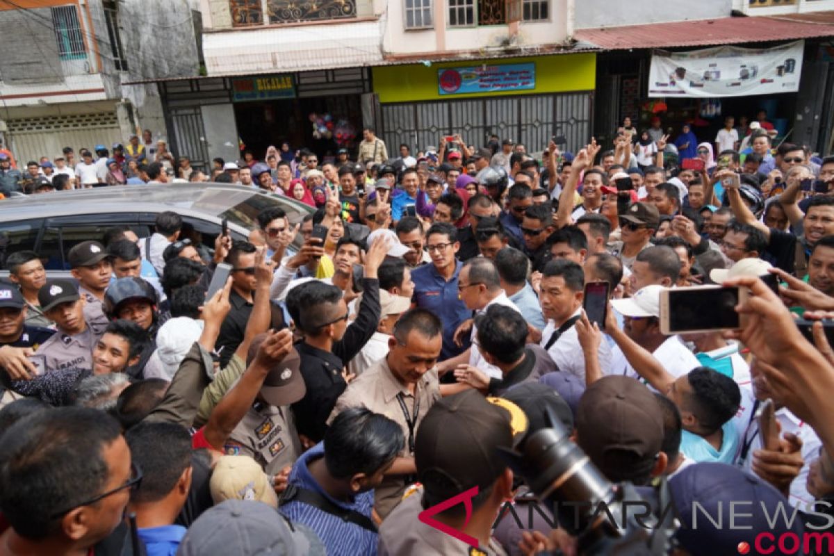 Sandiaga Disambut Teriakan Emak-emak Pedagang di Kendari